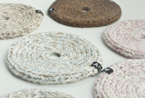 ‹Bordform›, 2013, lyskvitbeige, 15x15 cm, restegarn i ull og bomull, strikka.