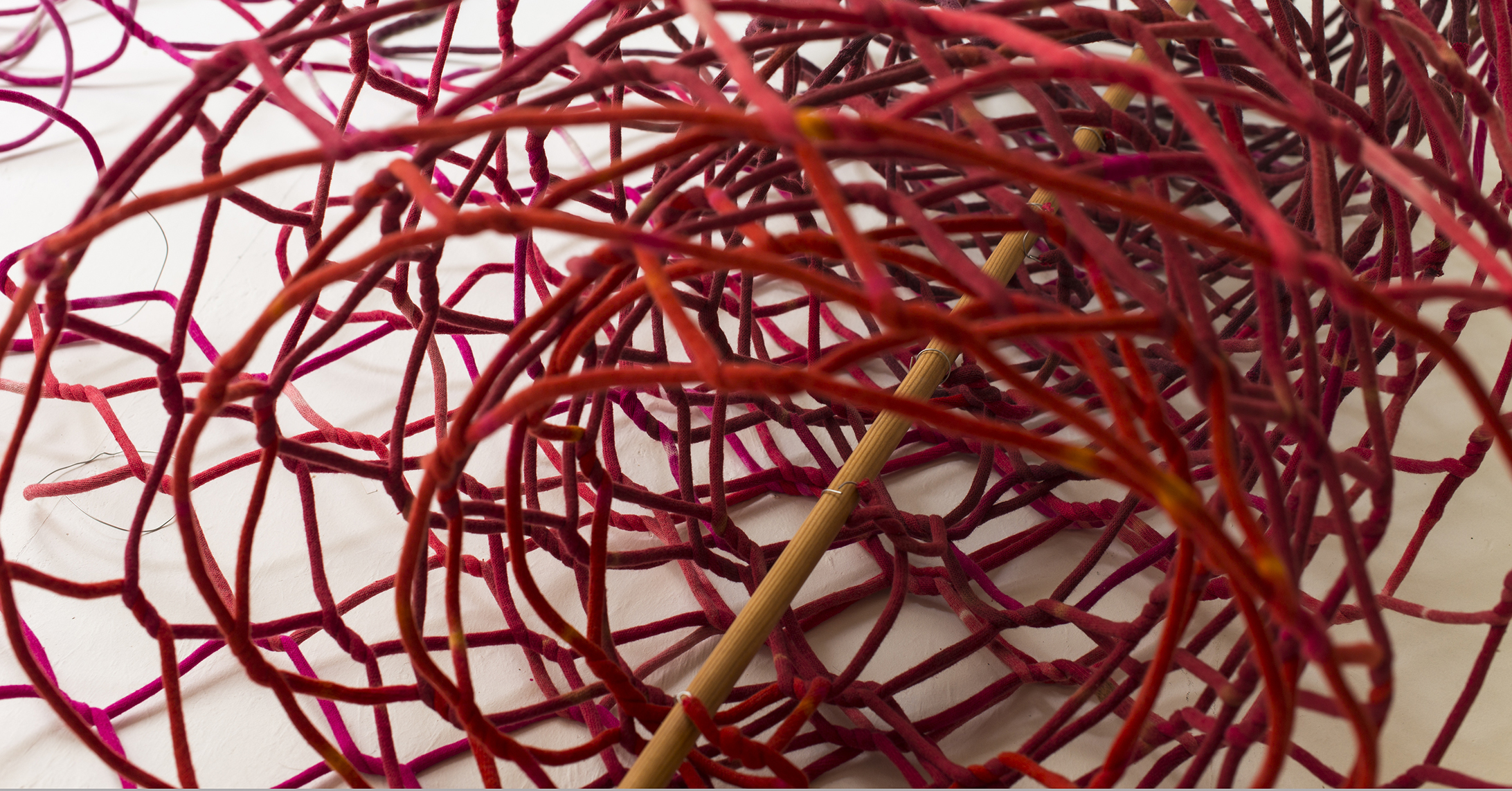 ‹Red fence›, 2018, detail, about 85x70x60 cm (unrolled length about 6 m), textile material embedded string, fence bonding technique.