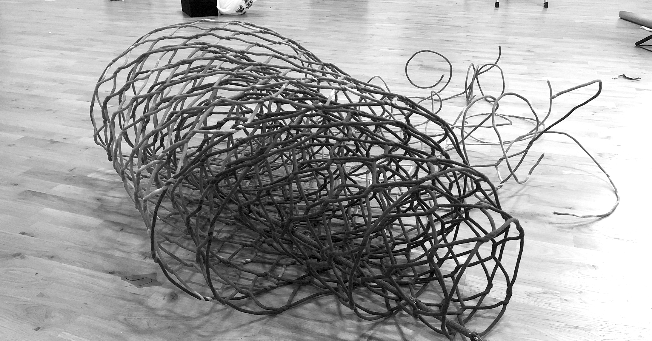 ‹Red fence›, 2018, detail, about 85x70x60 cm (unrolled length about 6 m), textile material embedded string, fence bonding technique. In the eksibition hall.